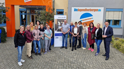 Personen vor einem Gebäude