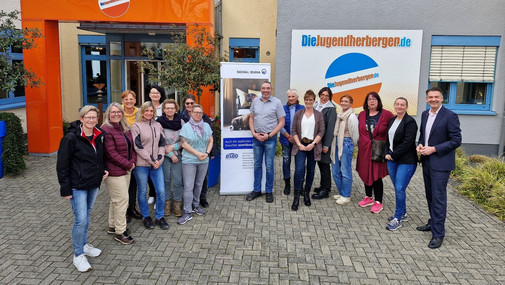Personen vor einem Gebäude