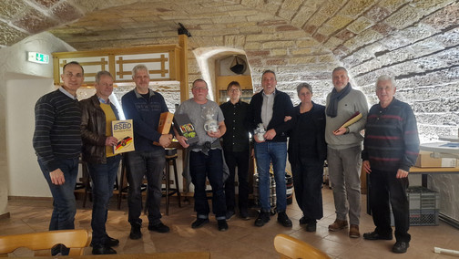 9 Personen im Halbkreis