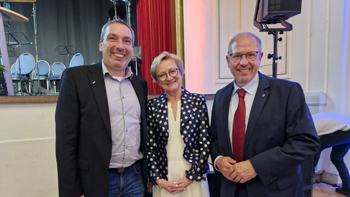 Drei Personen posieren für das Foto