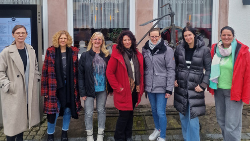 Frauen vor einem Gebäude