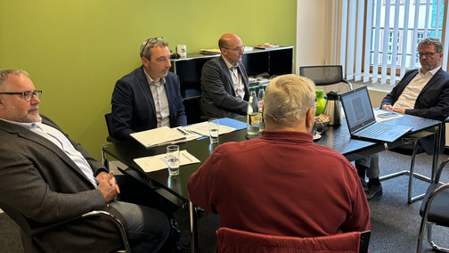 fünf personen im Gespräch