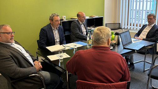 fünf personen im Gespräch