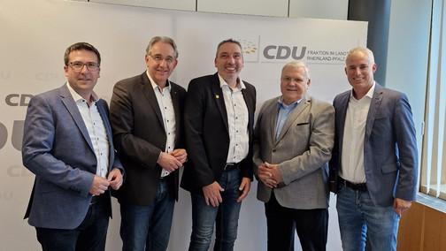 Personen vor einer Wand